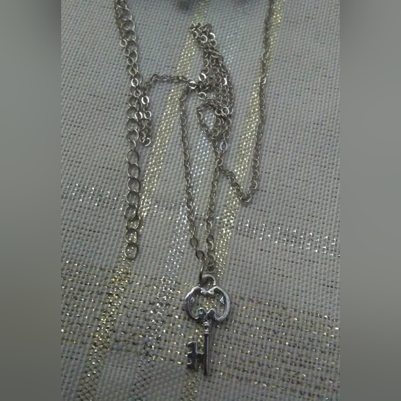 BNWT PAPARAZZI NECKLACE & EARRING SET SILVER TONE W/ KEY CHARM & DANGLING EARRIN - Picture 4 of 4